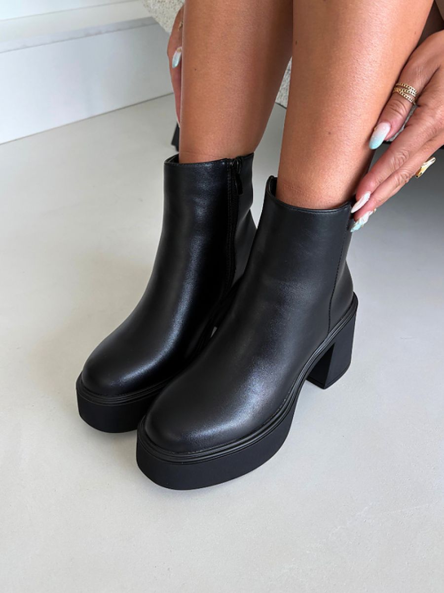  Platform boots model 230924 Step in style 